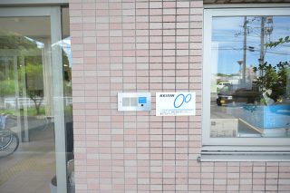 施設玄関に掲示されたJKA補助事業標識