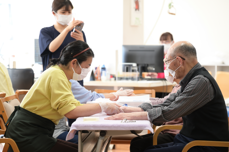 デイサービスで笑顔を見せる利用者