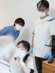 利用者様を支援する介護スタッフ