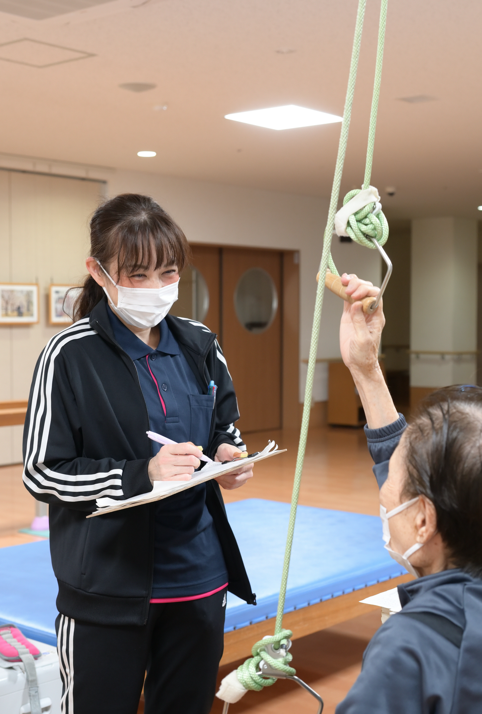 リハビリを支援するスタッフ