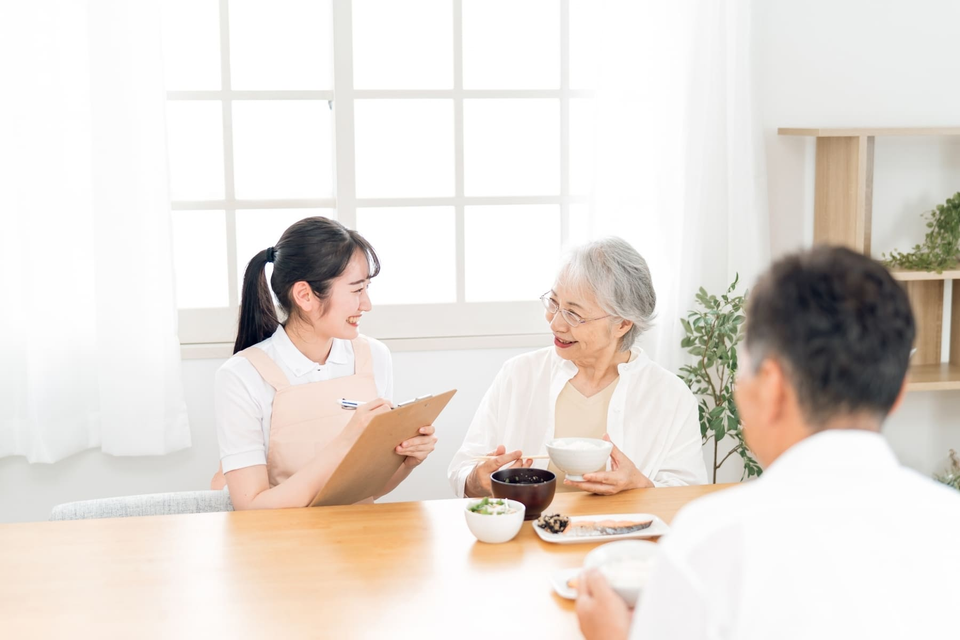 介護支援専門員が利用者と相談している様子
