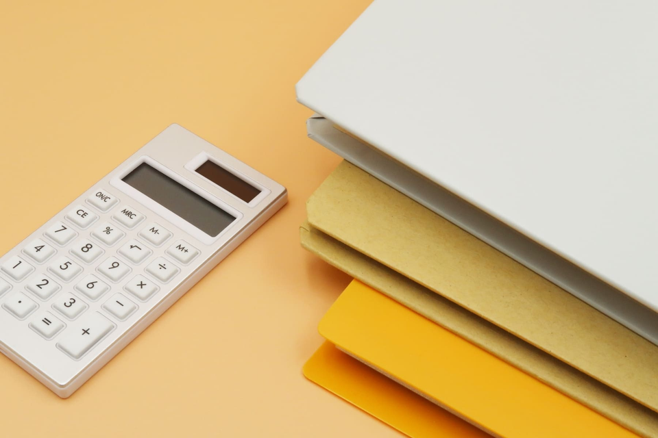 ケアプラン作成に使用する書類と電卓