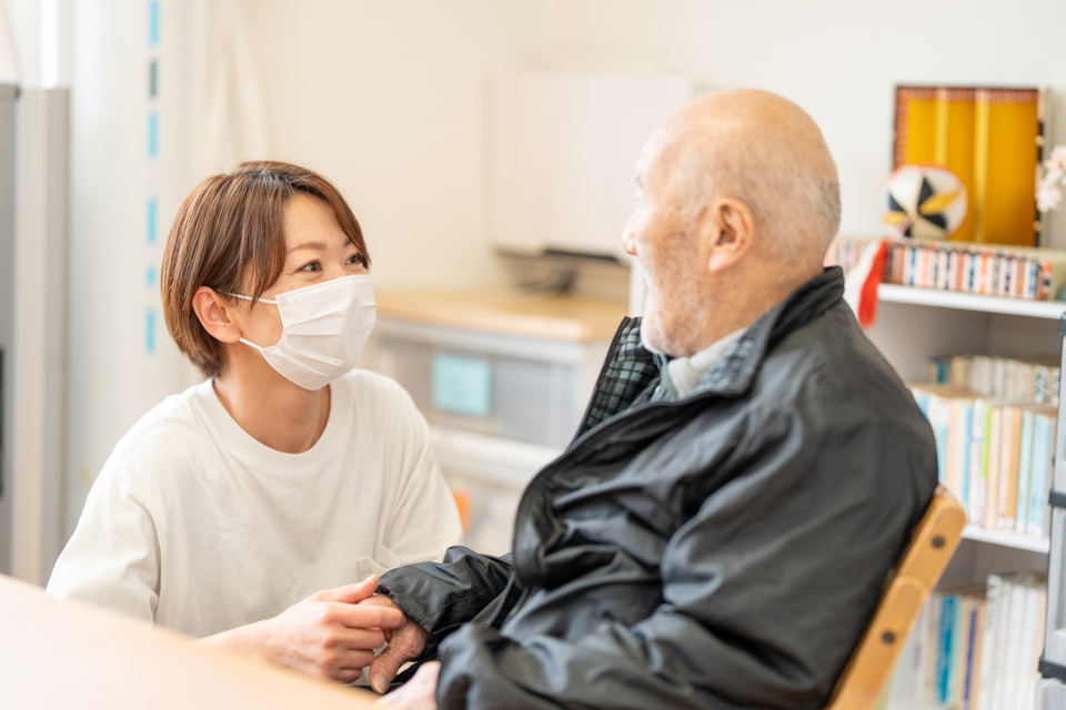 利用者と話す職員