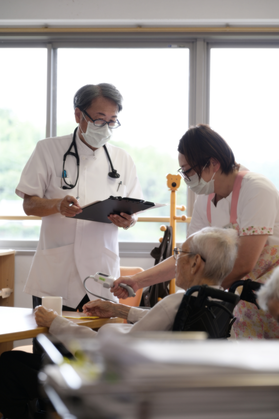 利用者様を診察する医療スタッフ